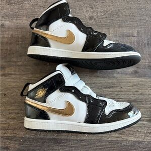 Nike Black and Gold Sneakers Low-Top Design